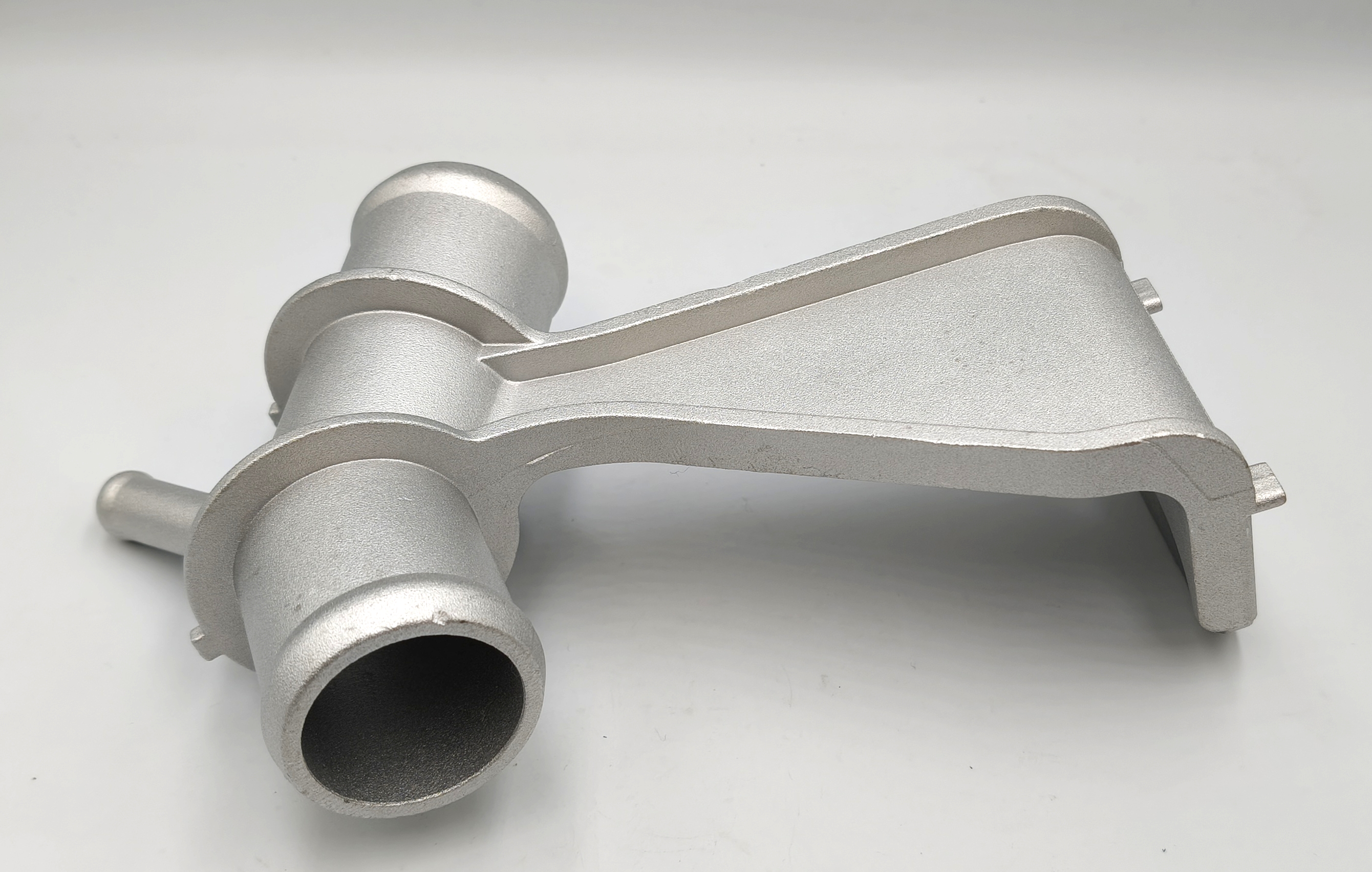 Патрубок тройник радиатора металл Tokashiki 1657722031 1NZFE 2ZRFE 1ZZFE Toyota Corolla NZE141